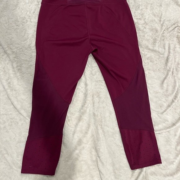 Athleta high waisted capri pant/cropped leggings w/ mesh details& hidden pocket - Picture 4 of 8